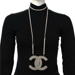 CHANELBeaute VIP Gift Makeup Bag - Silver Logo Necklace + dust bag